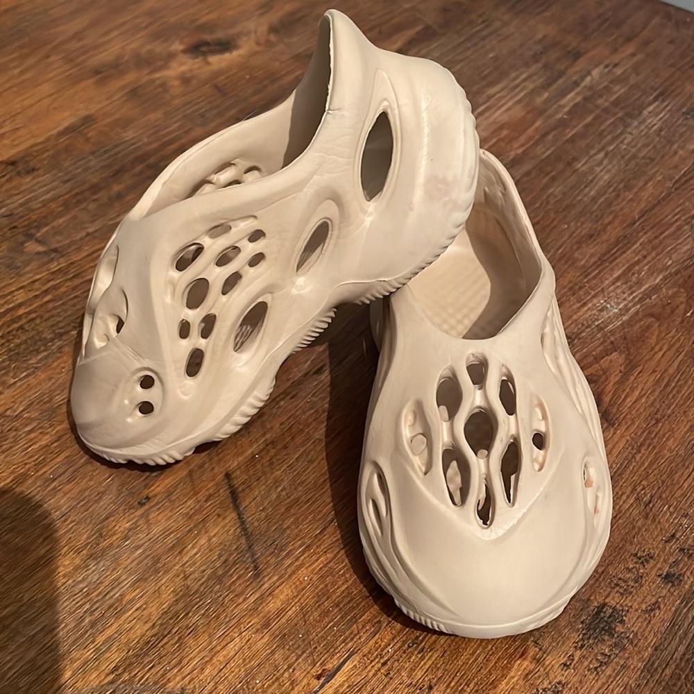 🔥5/$20🔥 Toddler Foam Runners Shoes Slip Ons Sandals Size 22/23 (US 6 - 7) Bone